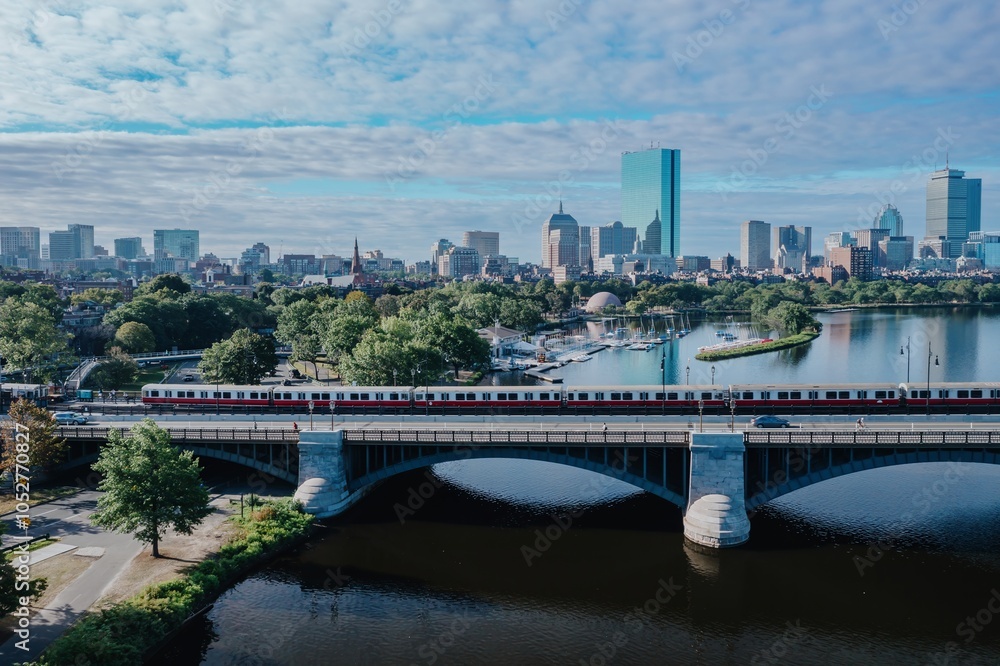 Obraz premium Train crossing the Longfellow Bridge from Cambridge into Boston, Massachusetts, United States.
