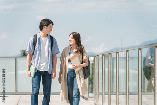 Tableau sur toile 屋外を歩くカップル（大学生・学生・キャンパスライフ・仲良し）