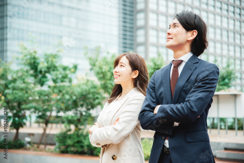 都会のビジネスマン、ビジネスウーマン（腕組み）
 photo