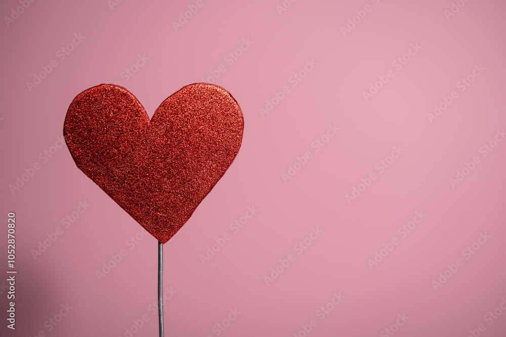 un corazón rojo con fondo rosa con espacio para texto un corazón rojo con fondo rosa con espacio para texto