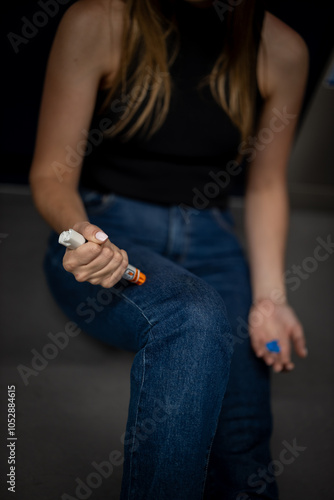 Foto Woman with anaphylaxis or having a severe allergic reaction uses an epinephrine or adrenaline auto-injector epipen