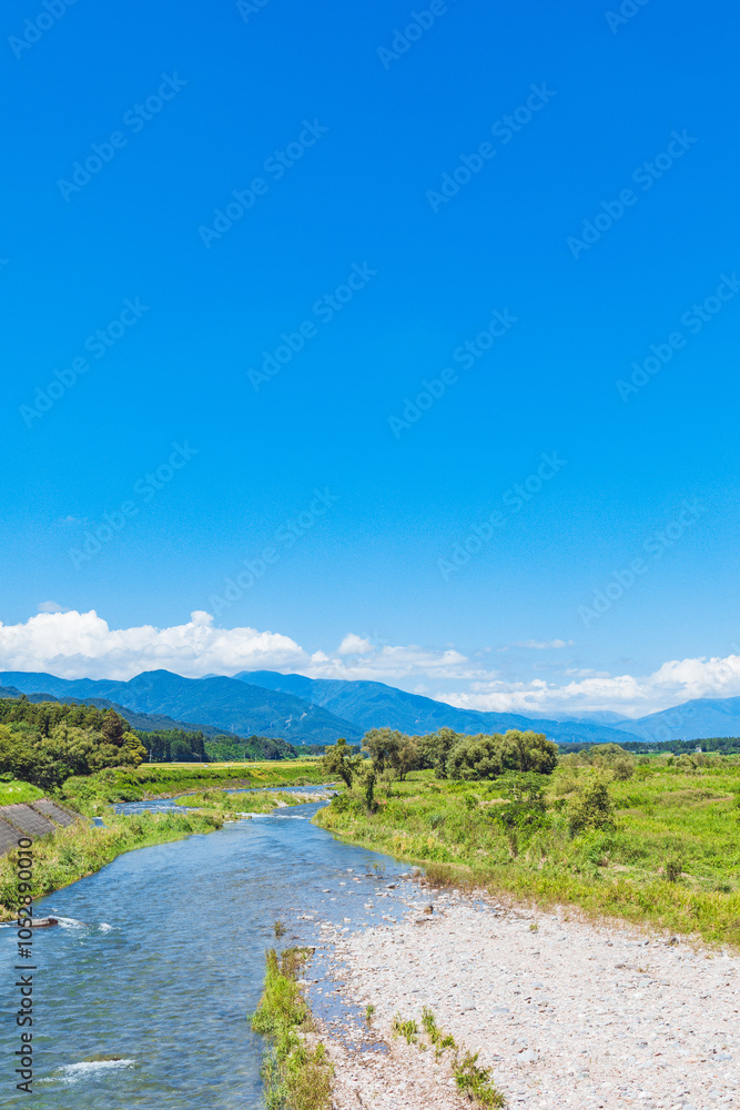 Obraz premium 青空と川の風景