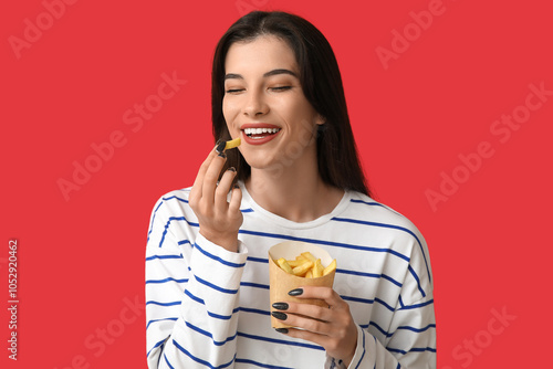Beautiful young woman eatin...