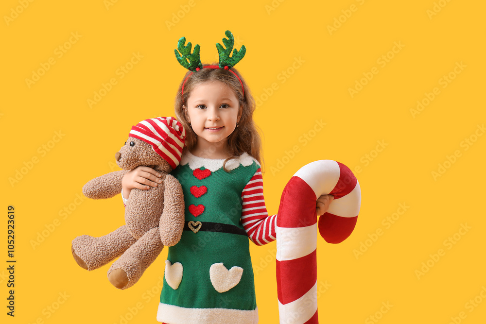 © Pixel-Shot - Cute little girl with teddy bear and Christmas cushion on color background © Pixel-Shot - Cute little girl with teddy bear and Christmas cushion on color background