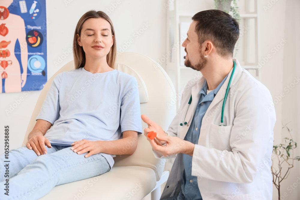 Obraz premium Young woman visiting endocrinologist in clinic