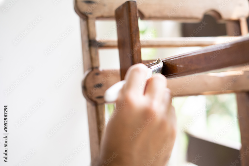 Obraz premium Hand painting wooden chair with wood varnish
