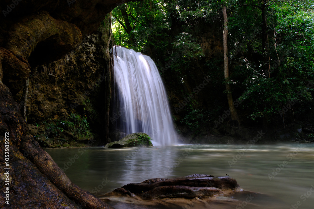 Obraz premium Erawan waterfall in Erawan national park Kanchanaburi province, Thailand