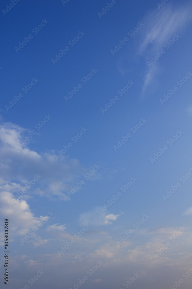 Obraz premium A sunset sky with feathery clouds.