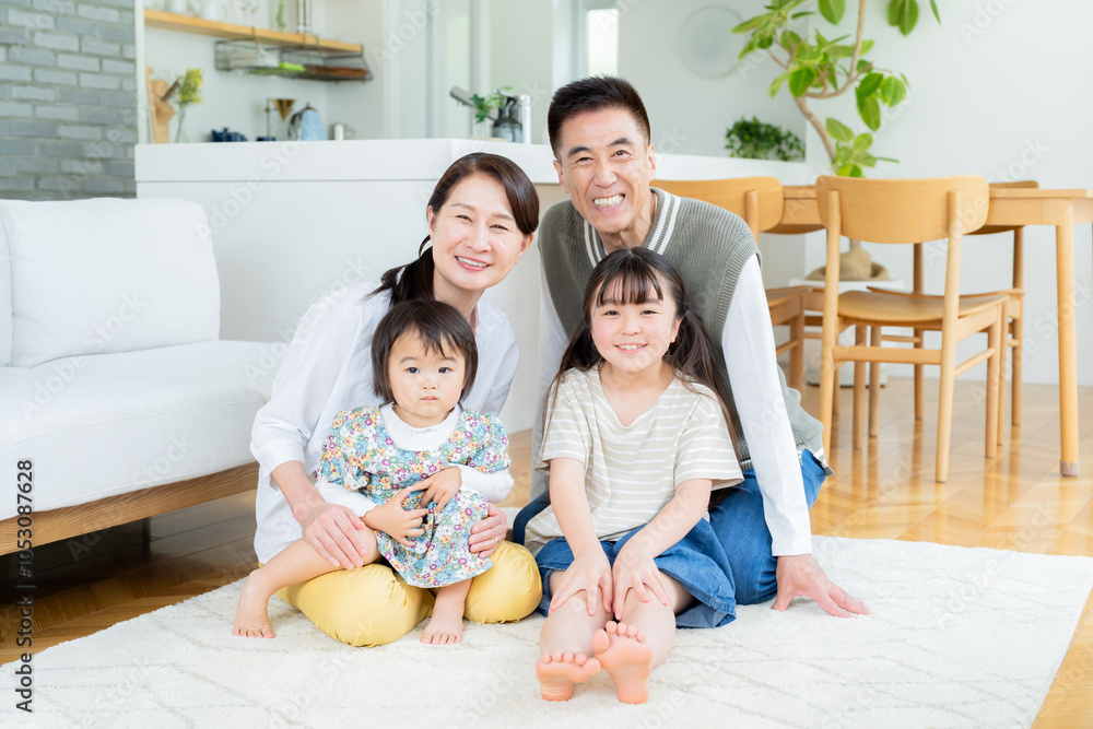 リビングでくつろぐシニア夫婦と孫 リビングでくつろぐシニア夫婦と孫