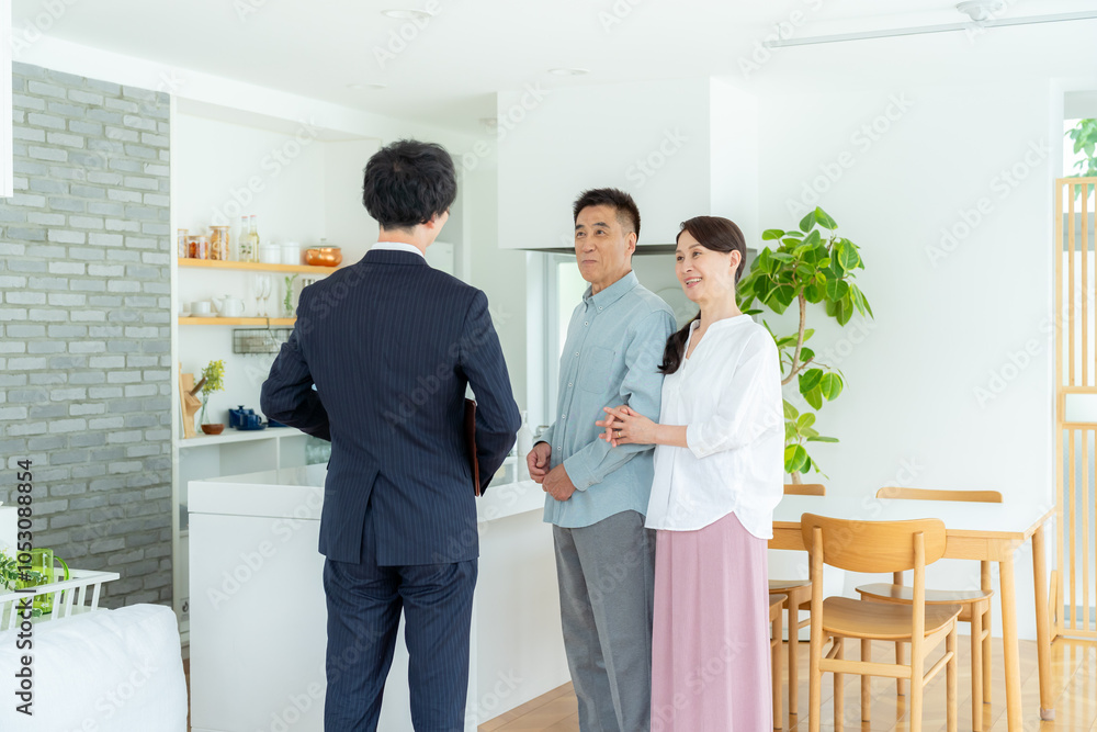 ショールームを見学するシニア夫婦 ショールームを見学するシニア夫婦
