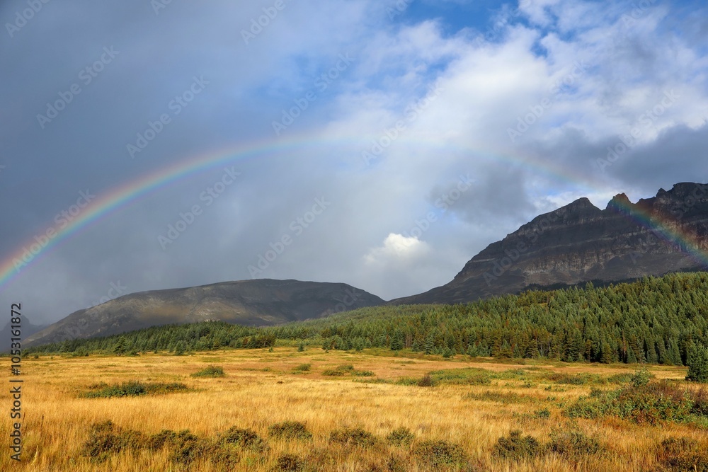 Obraz premium A double rainbow over Glacier National Park at dawn