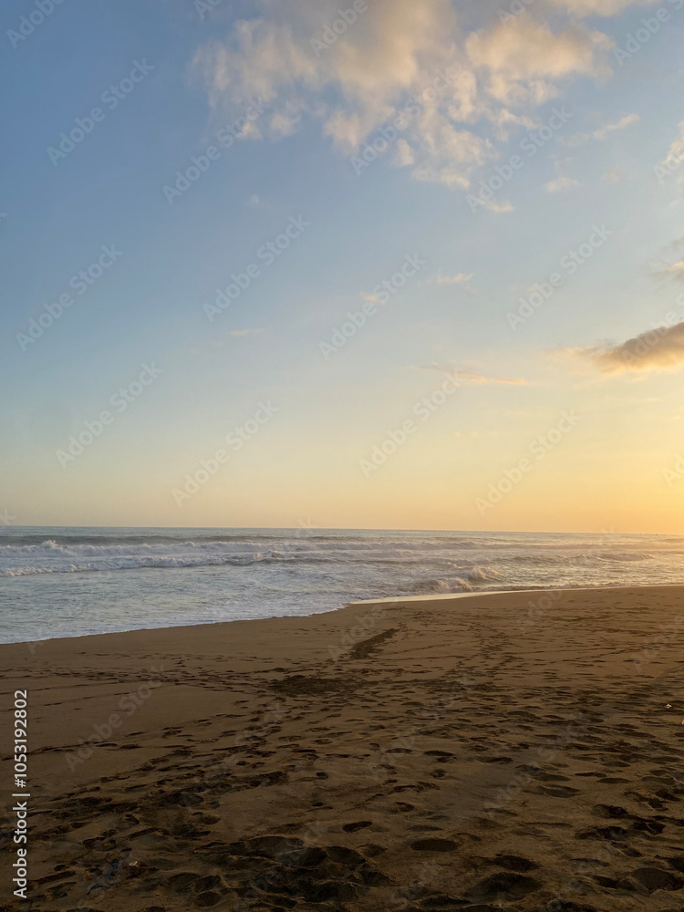 Obraz premium view of the sky before dusk on a quiet beach