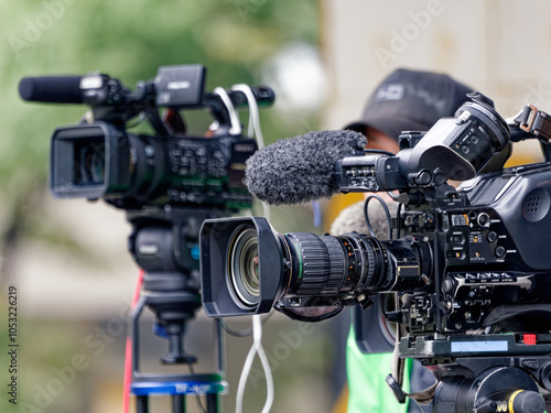 Konstfotografi 街中で取材するテレビ局のカメラマン