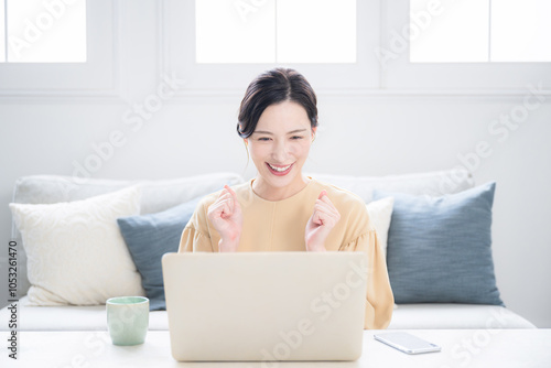 Billede på lærred Woman posing with guts in front of computer Image of qualification, success, study, etc