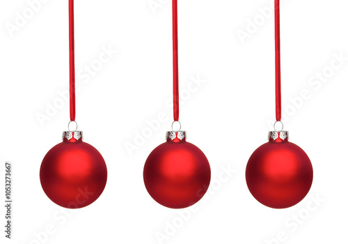 Rote Weihnachtskugel isoliert auf weißem Hintergrund