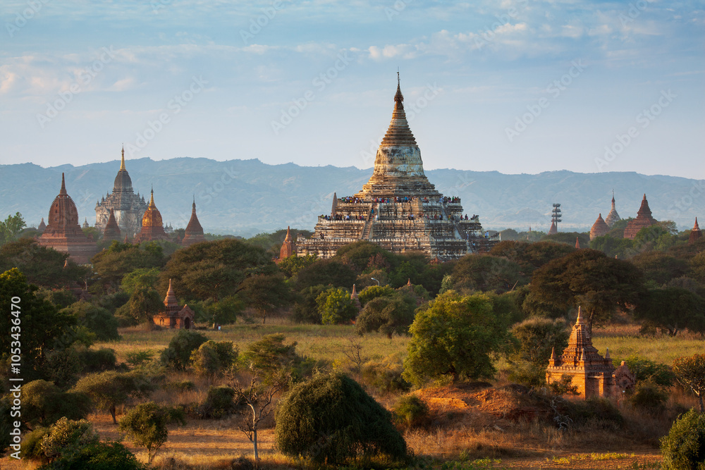 Fototapeta premium The Temples of bagan at sunrise, Bagan, Myanmar
