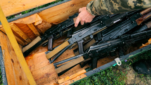 Fotografía Close-up of automatic rifles in a wooden crate