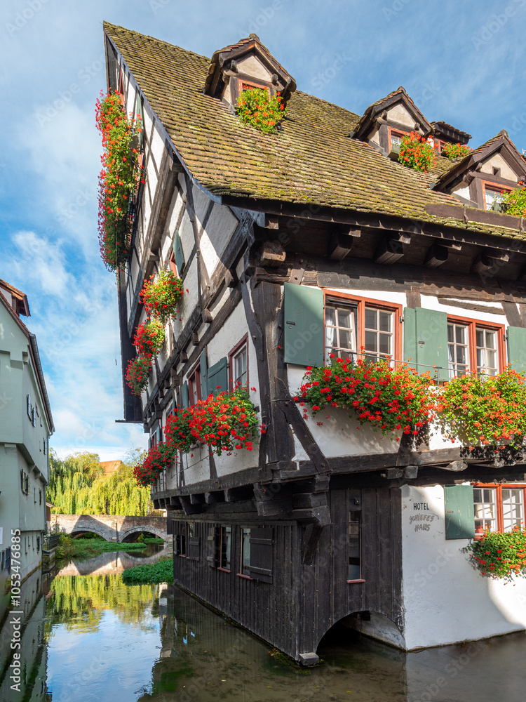 Altes Fachwerkhaus, Schiefes Haus, im Fischerviertel in Ulm, Baden-Württemberg, Deutschland