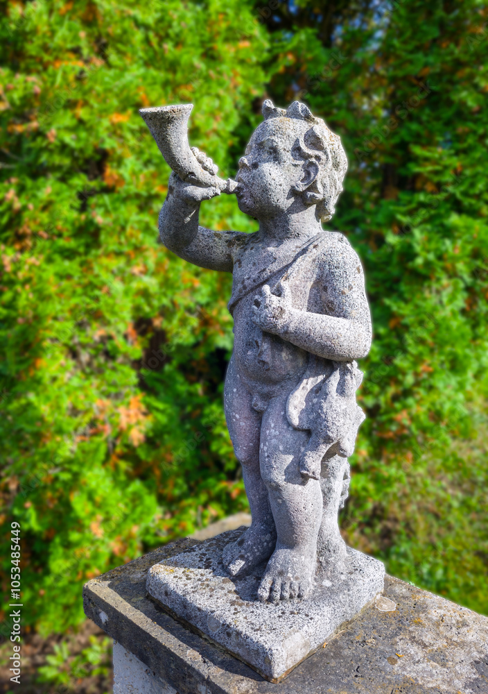 Fröhliche Steinskulpturen im Schlosspark Höhenried, Bernried, Bayern, Deutschland Fröhliche Steinskulpturen im Schlosspark Höhenried, Bernried, Bayern, Deutschland