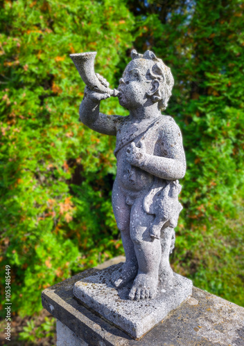 Fröhliche Steinskulpturen im Schlosspark Höhenried, Bernried, Bayern, Deutschland