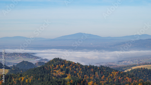 Obraz na płótnie A lonely mountain in the distance. Babia Góra. View from the top of Trzy Korony. Clouds in the valley. Autumn, Pieniny Mountains, Poland w salonie