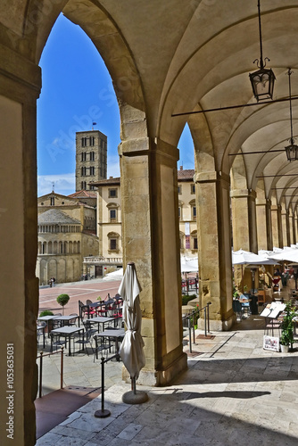 Arezzo la Piazza Grande ed il colonnato vasariano - Toscana photo