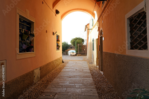 tipico passaggio tra due case  di una borgata ligure con accesso al mare.