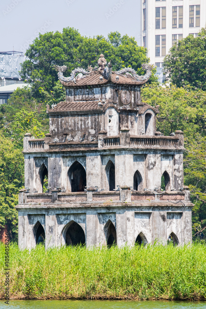Obraz premium Hanoi, Vietnam, 11-06-2024: view of the Turtle Tower (Thap Rua), a small tower built in 1886 in the middle of Sword Lake (Hoan Kiem Lake), dedicated to the hero Le Loi, one of the symbol of the city