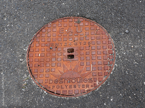 Regard d'une bouche d'égout  photo