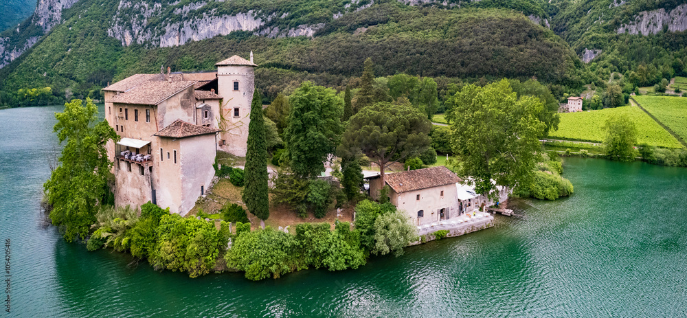 Φωτογραφία Beautiful Toblino lake is considered one of the most romantic lakes in the Trentino, Italy