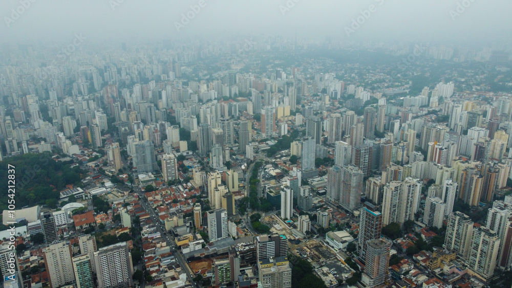 Obraz premium Visão aérea de neblina na cidade de são paulo, sp, brasil