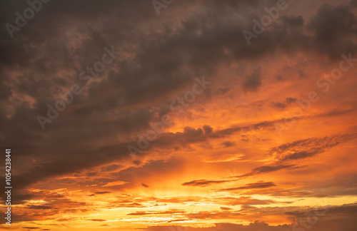 Obraz na płótnie Contrasting sky with clouds at sunset. w salonie