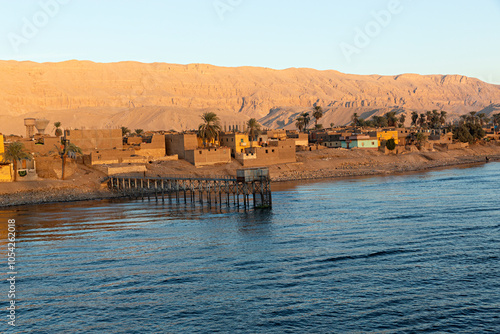 Pueblo a orillas del río Nilo, Egipto.