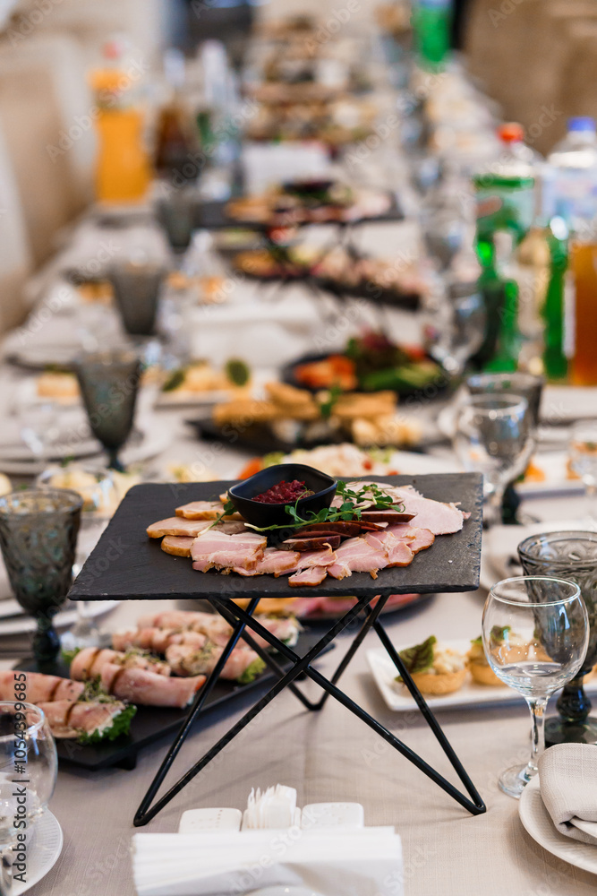 Naklejka premium Abundant Feast Display Featuring a Variety of Appetizers and Drinks on a Long Dining Table