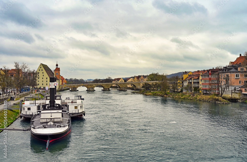 Obraz premium Stone bridge and steamboat cityscape in Regensburg Germany