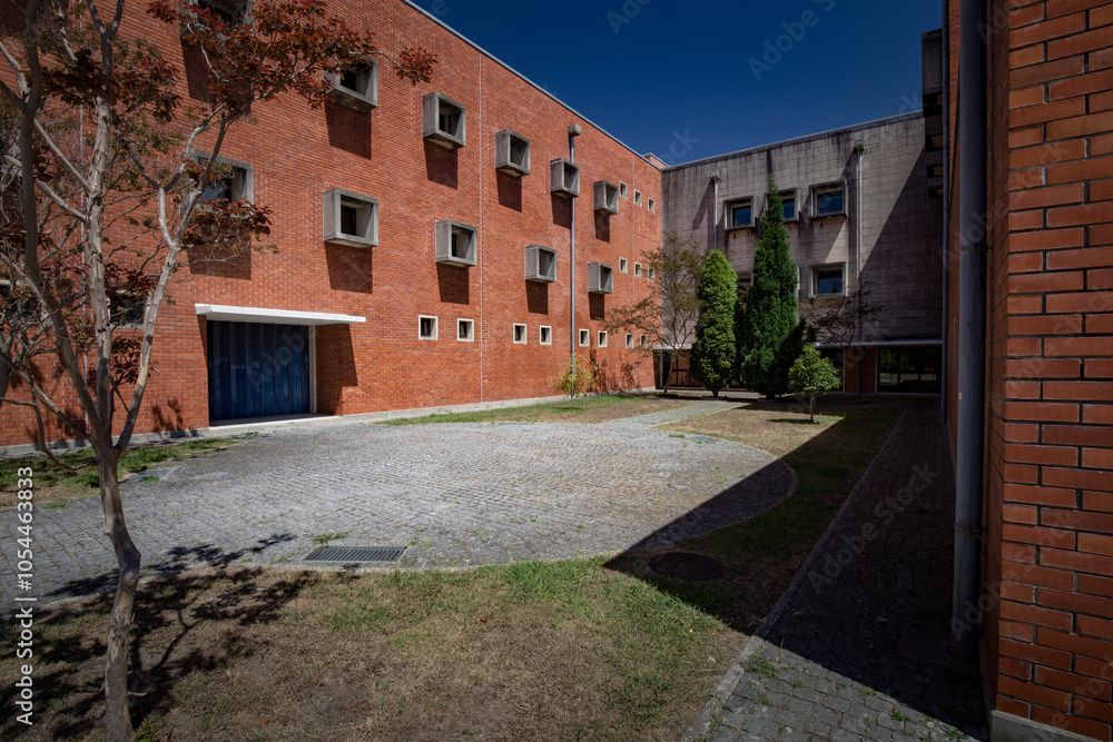 Naklejka premium Detalhe prédio de apartamentos moderno com céu azul