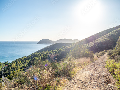 Steiniger Fahrradweg auf Elba mit sonnigem Meerblick: Ein perfektes Outdoor-Abenteuer photo