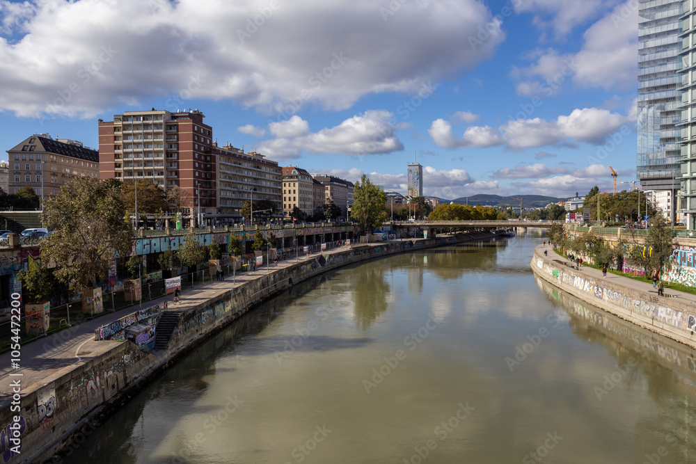 Naklejka premium Widok na północny zachód z Rossauer Brucke w Wiedniu, Austria