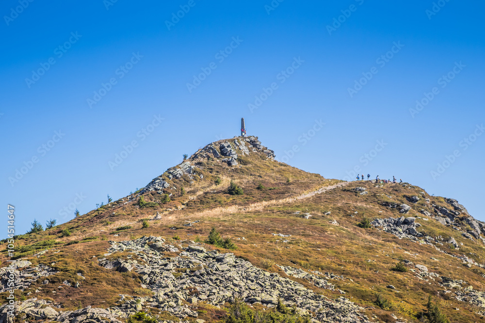 Fototapeta premium A Beautifully Serene Mountain Landscape Surrounded by a Clear and Bright Blue Sky