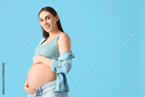 Young pregnant woman with m...