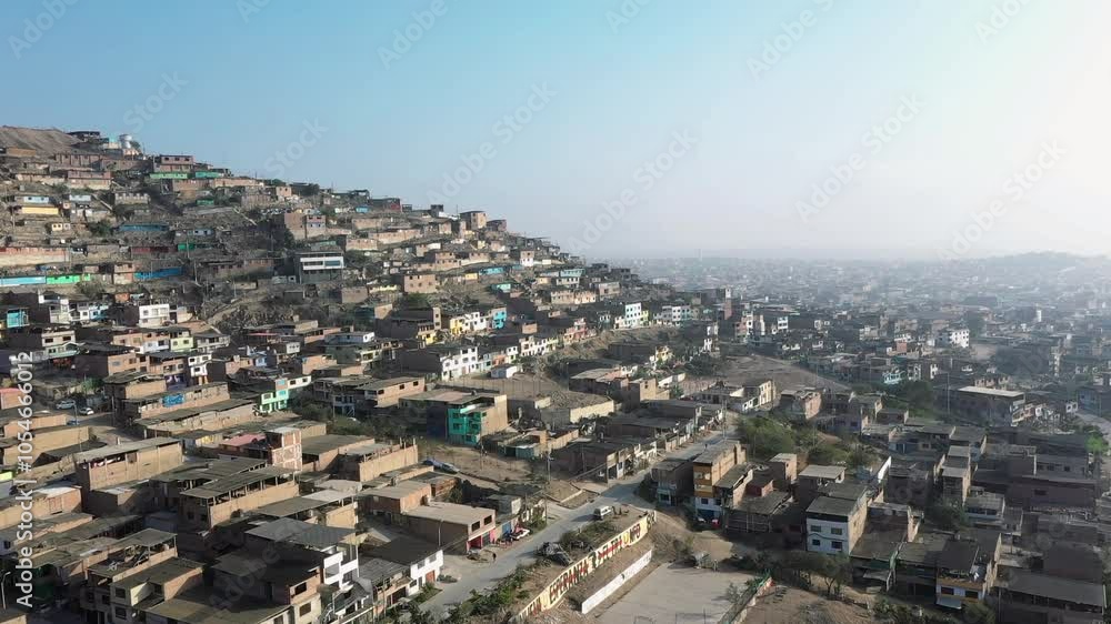 poblado pobre de bajos recursos en vuelo de drone sobre Lima, Perú. poblado pobre de bajos recursos en vuelo de drone sobre Lima, Perú.