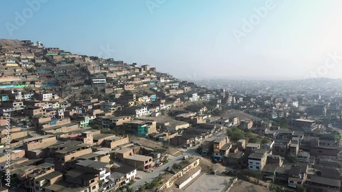 Wallpaper Mural poblado pobre de bajos recursos en vuelo de drone sobre Lima, Perú.  Torontodigital.ca