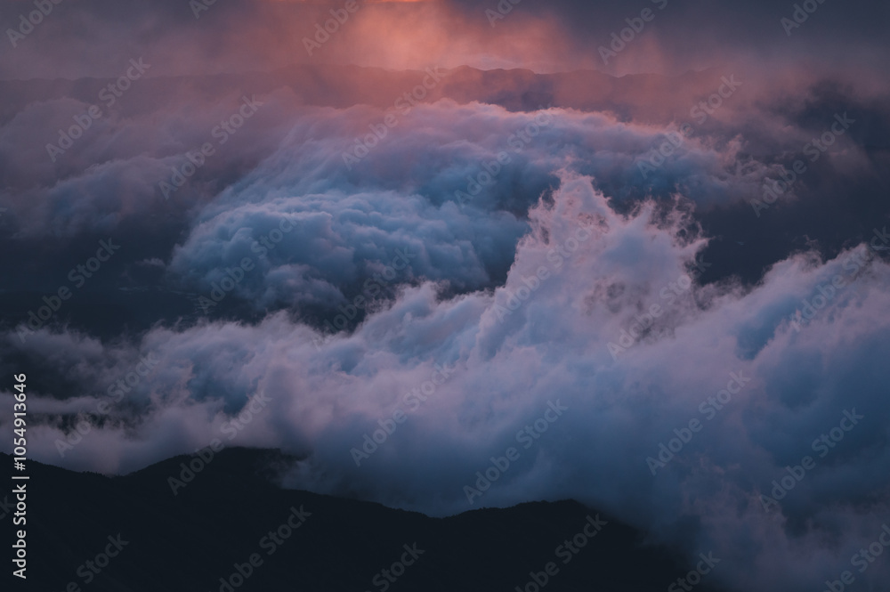 Fototapeta premium 南八ヶ岳 赤岳頂上山荘からの朝焼けと雲海