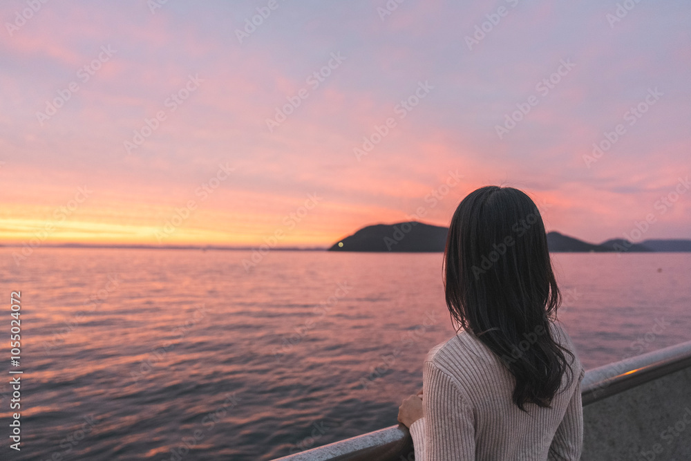 夕暮れの海にいる女性 夕暮れの海にいる女性