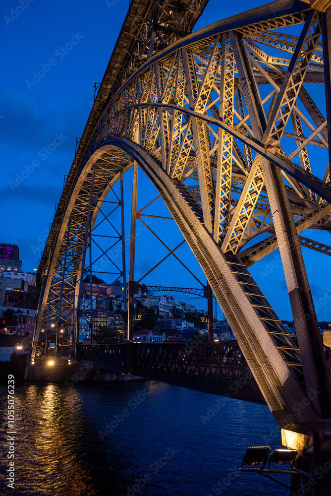 Fototapeta premium Architectural detail of iconic arched iron bridge Ponte Luis I in the Porto city center at night
