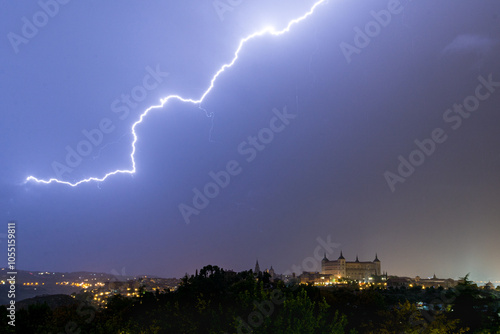 Foto Spectacular Lightning Over the Alcázar of Toledo During a Night Storm