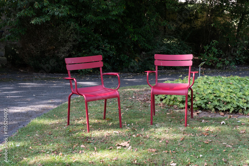 Chaises rouges au jardin