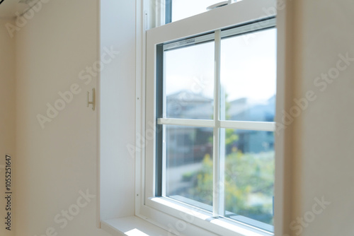 格子のついた白い上げ下げ窓