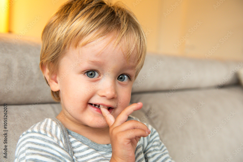 portrait d'un enfant souriant à la maison portrait d'un enfant souriant à la maison
