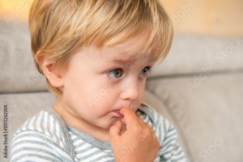 portrait d'un enfant timide, à la maison photo